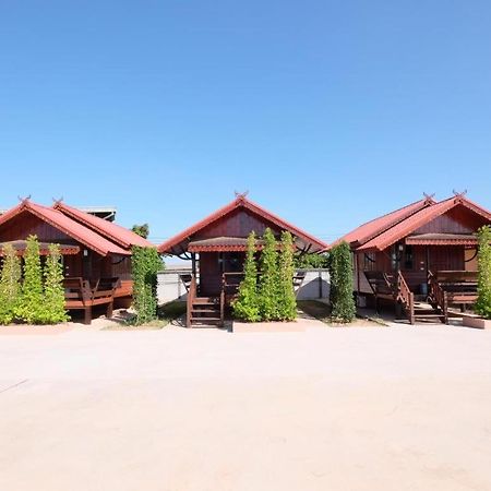 Prakaithong Hotel Amphoe Sawang Daen Din Экстерьер фото