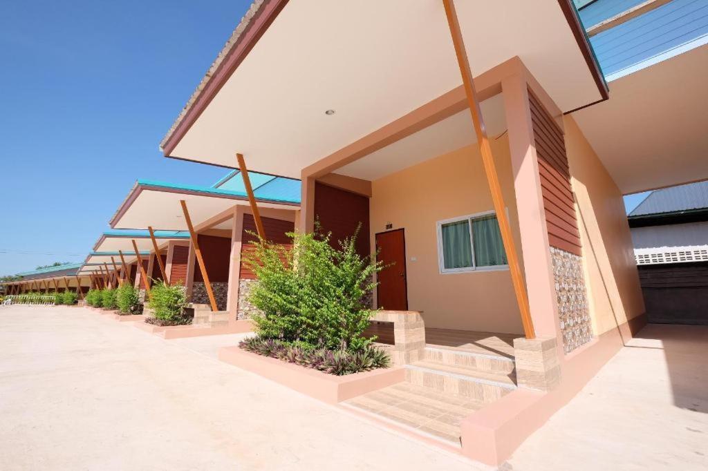 Prakaithong Hotel Amphoe Sawang Daen Din Экстерьер фото