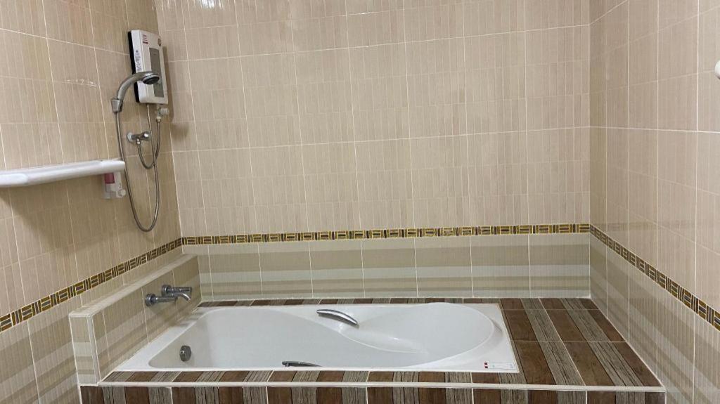 Prakaithong Hotel Amphoe Sawang Daen Din Экстерьер фото